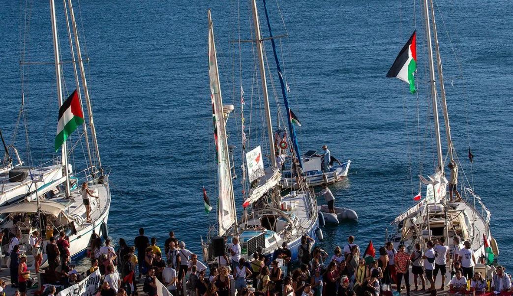 Kapal-kapal yang tegabung dalam Flotila Global Sumud (GSF) bersiap untuk berlayar menuju Gaza, Palestina dari pulau Syros, Yunani, Minggu (14/9/2025).