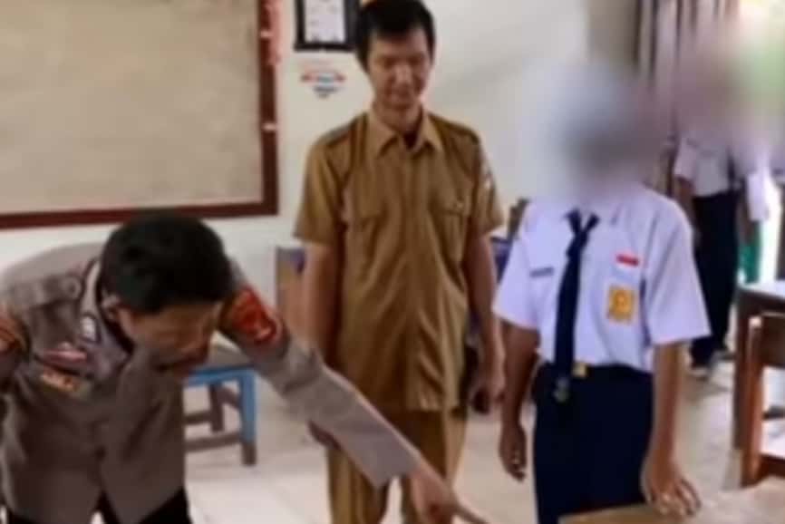 polisi cek tempat kejadian penusukan seorang bocah smp