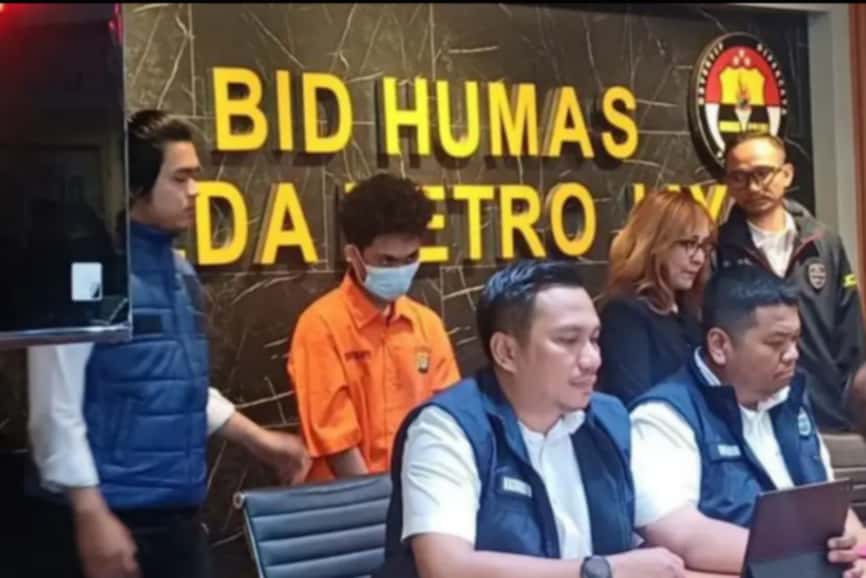 seorang pemuda ditangkap polisi di duga seorang hacker bjorka