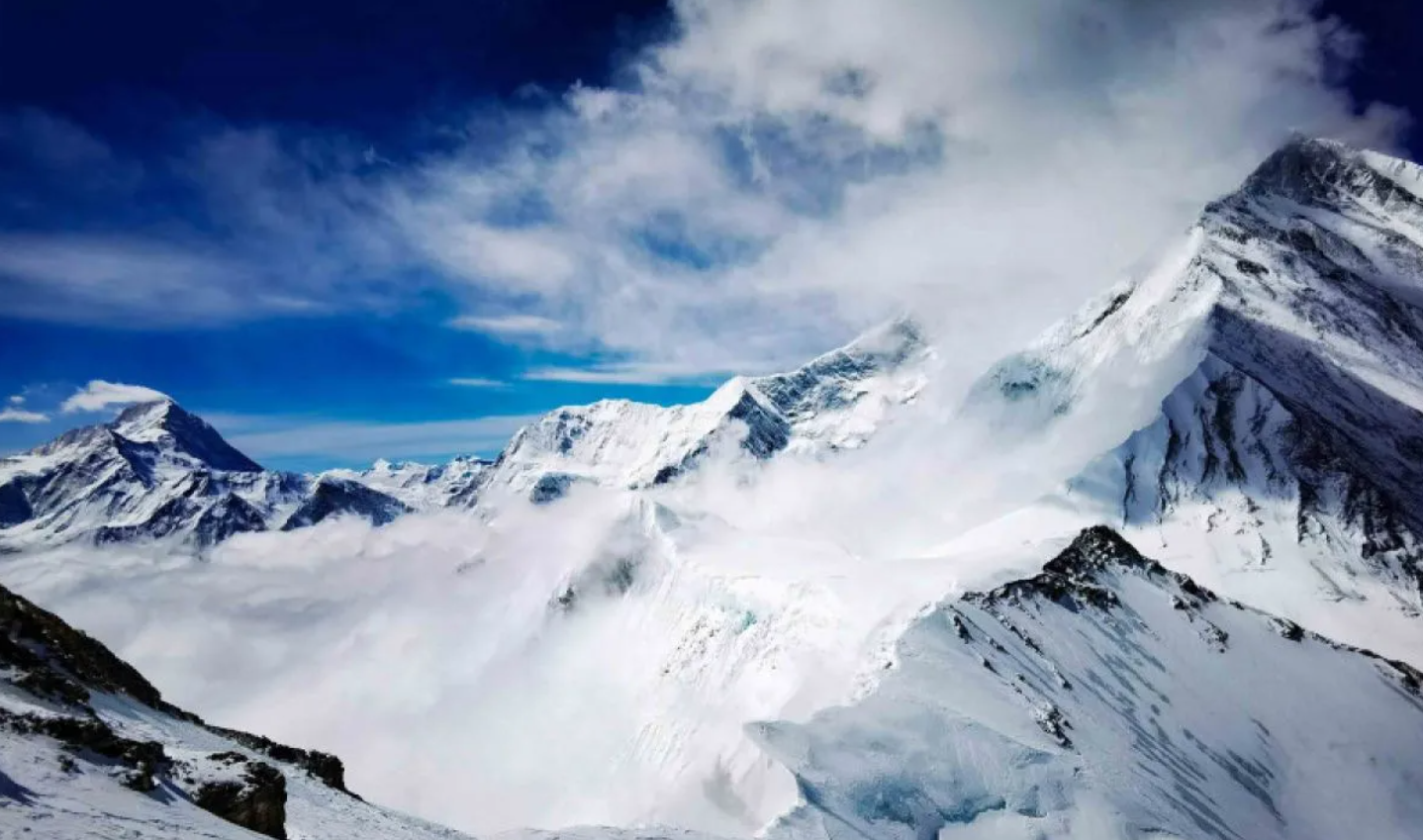 Sekitar 1.000 turis dilaporkan terjebak di lereng timur Gunung Everest, wilayah Tibet, setelah badai salju besar melanda kawasan tersebut sejak Sabtu (4/10).