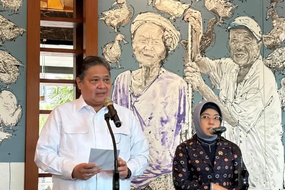 Menteri Koordinator Bidang Perekonomian Airlangga Hartarto menjelaskan mengenai diskon tiket Natal 2025 dan Tahun baru 2026 di Wisma Danantara Indonesia, Jakarta, Rabu 1/10/2025