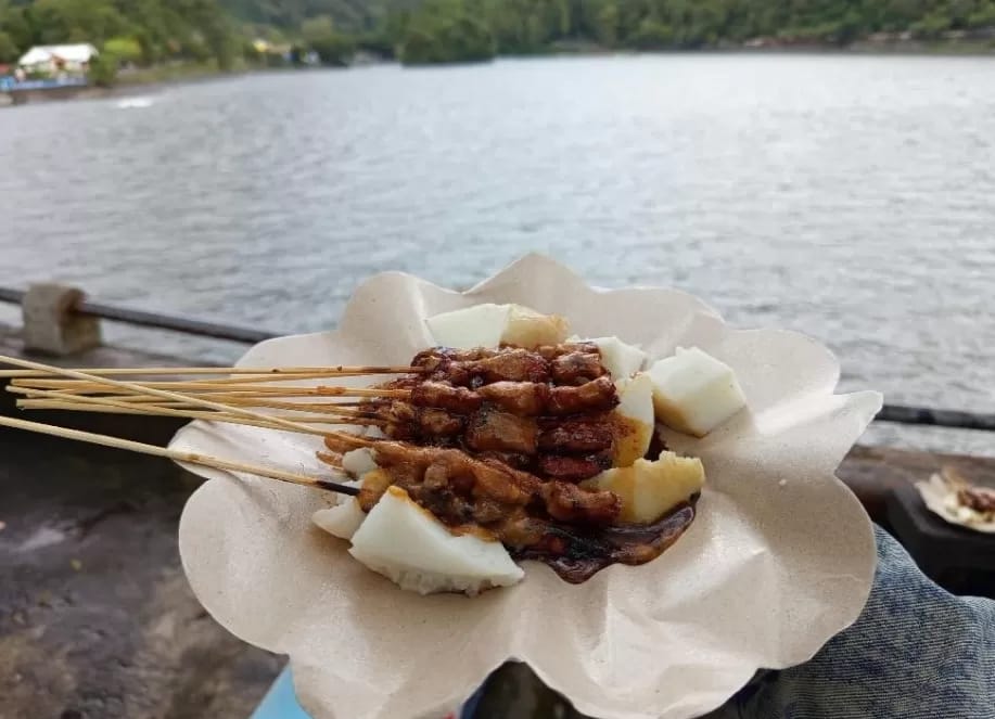 sate kelinci dan telaga sarangan merupakan 2 komponen yang cocok saat liburan dengan keluarga , teman, maupun pasangan