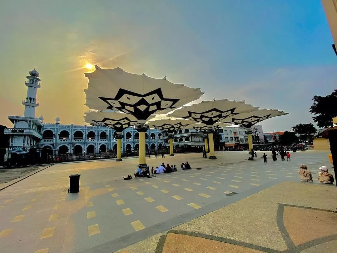 Ilustrasi Masjid Agung Al-Anwar