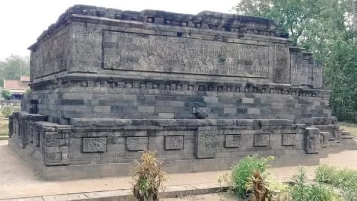 candi surawana sebagai peninggalan kerajaan wengker yg dibangun sekitar abad ke 15 masehi.