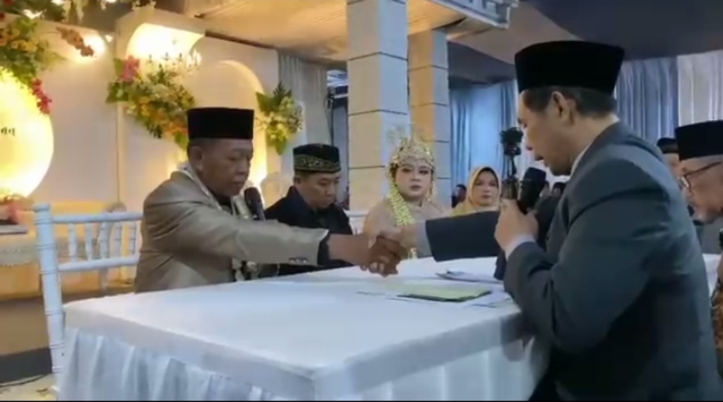 Viral pernikahan di Pacitan, seorang perempuan dari Bandar dinikahi kakek asal Jawa Tengah dengan mahar Rp 3 miliar.