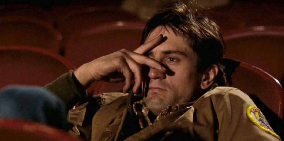 Film Taxi Driver menggambarkan kisah kelam seorang veteran perang yang terjebak dalam kesepian dan amarah di kota New York.