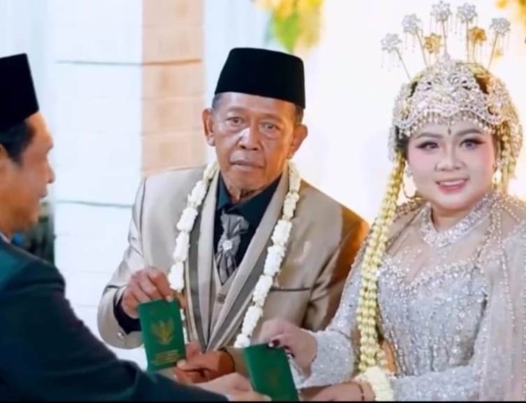 Tarman, kakek asal Jawa Tengah menikahi Sella Arika Pacitan dengan mahar Rp 3 miliar.