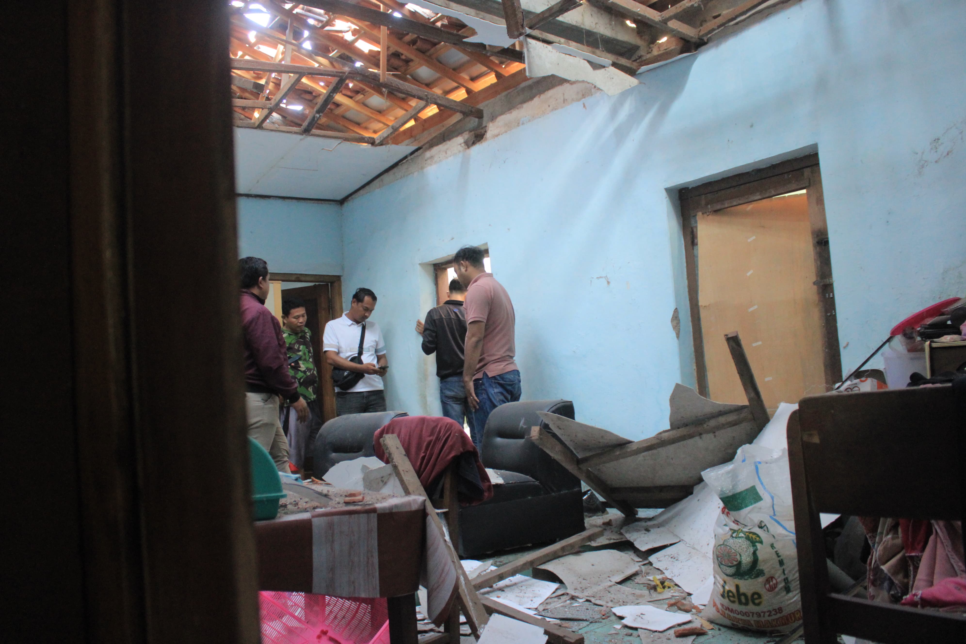 Lansia menderita luka bakar dan rumah rusak akibat insiden ledakan yang disebabkan kebocoran regulator gas melon di Magetan.