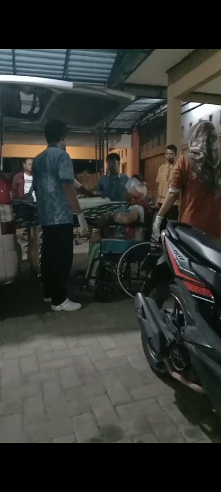 Seorang nenek dibacok cucunya di Pacitan.