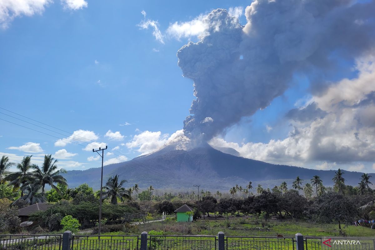 Gunung Lewotobi meletus.