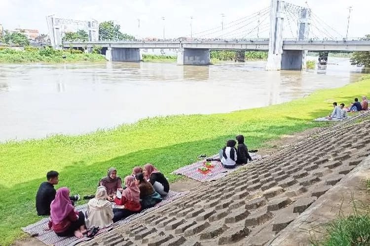 Taman Brantas yang menjadi salah satu Landmark Kota Kediri ini tidak pernah terlihat sepi oleh pengunjung.