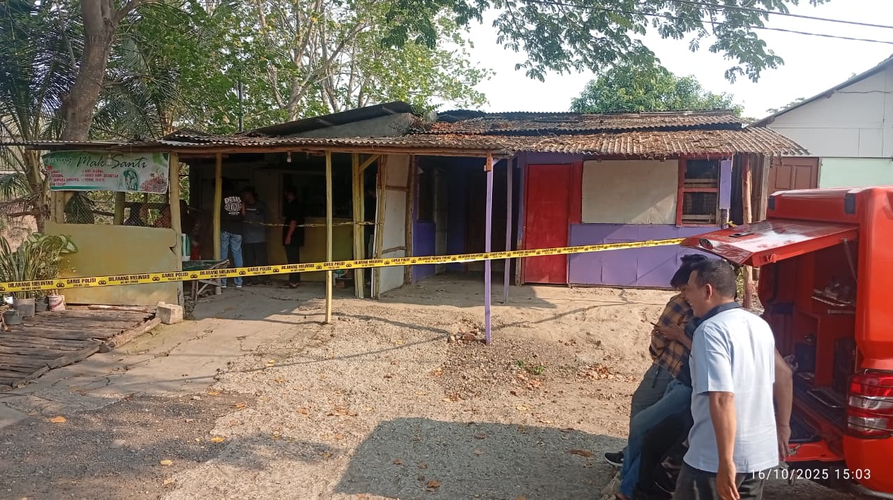 DIGARIS POLISI : Tim Inafis Polres Madiun olah TKP di lokasi penemuan mayat dengan luka tusukan di warung bypass Petung, Desa Pajaran, Kecamatan Saradan, Kabupaten Madiun, kemarin (16/10/2025).&nbsp;