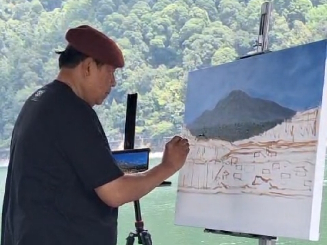 SBY melukis di Telaga Sarangan, Magetan.