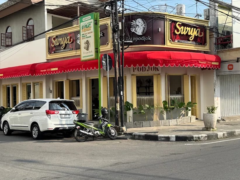 kuliner berkuah yang legendaris sejak pra kemerdekaan indonesia dan menjadi patokan kuliner wisatawan .