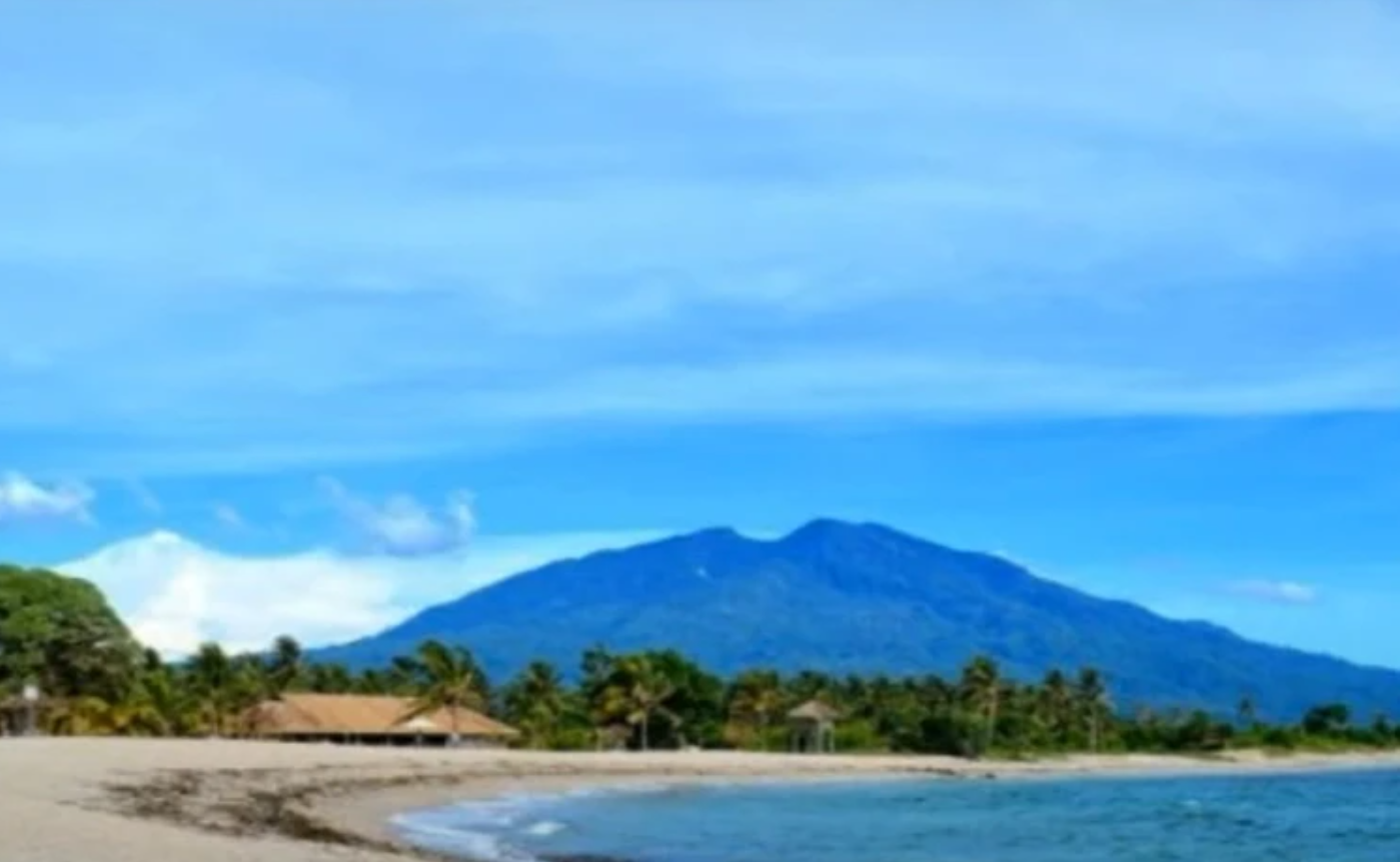 Nikmati keindahan Pantai Tebing Patrol dan Cibugel, dua destinasi hidden gem pesisir Indramayu yang cocok untuk liburan santai dan berburu sunset.