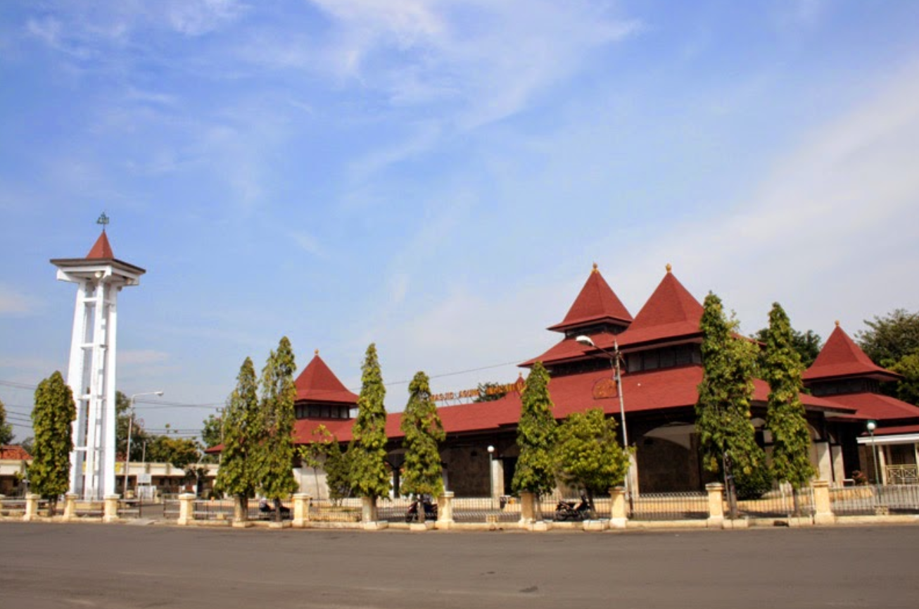 Terletak di kawasan alun-alun, Masjid Agung Indramayu dikenal dengan bangunannya yang megah dan suasana yang tenang.