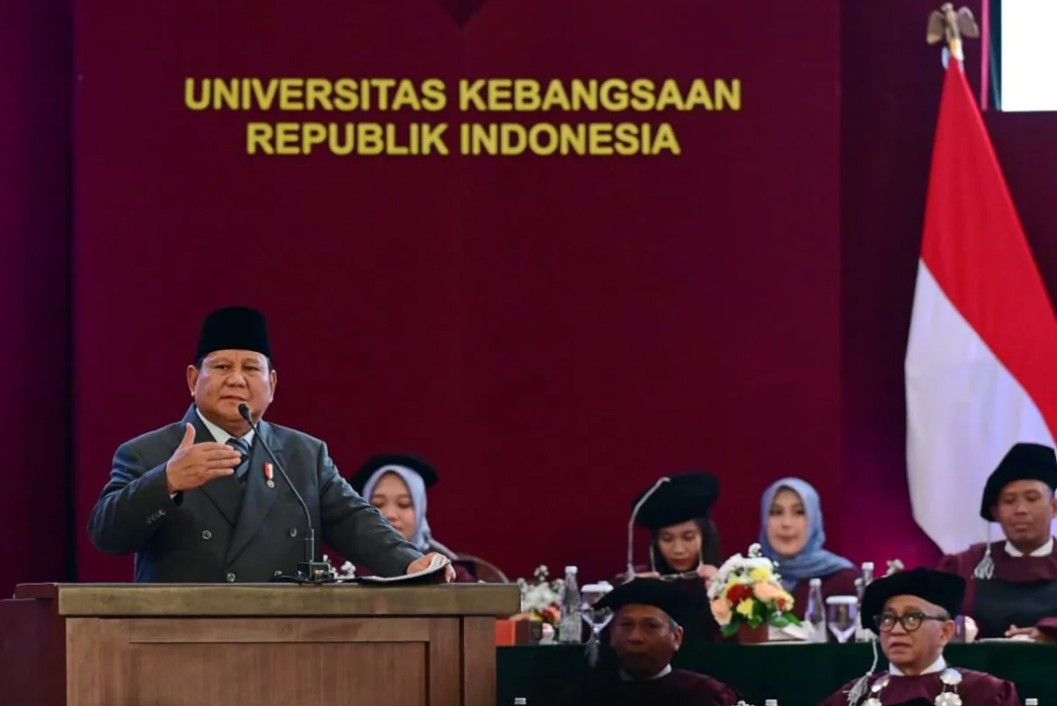 Prabowo ajak wisudawan UKRI nyanyikan