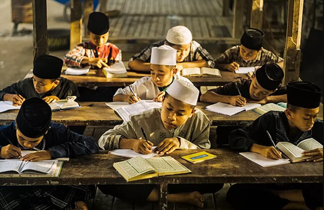 Ilmu adalah cahaya kehidupan dan bekal abadi untuk dunia dan akhirat.