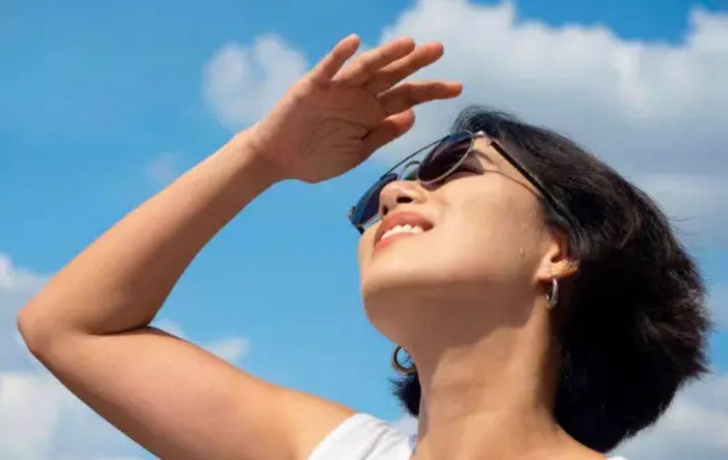 Jaga tubuh tetap segar dan terhindar dari heatstroke dengan langkah pencegahan sederhana saat suhu udara melonjak tinggi.