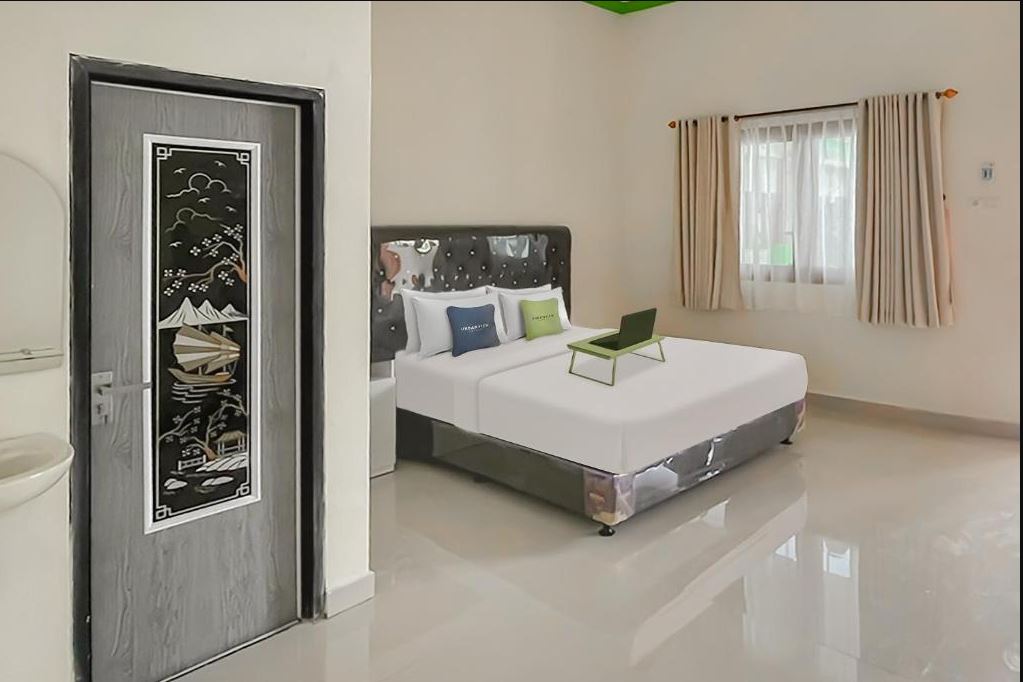 Urbanview Hotel Tirtamaya Jaya Indah, penginapan nyaman dekat Pantai Tirtamaya. Fasilitas lengkap, lokasi strategis, dan harga terjangkau.