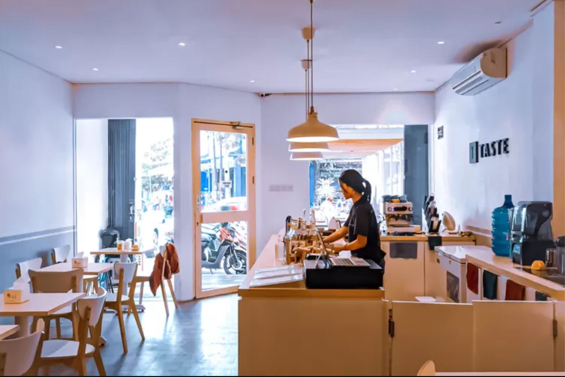 Buat kamu yang suka nongkrong sambil kerja dengan laptop, Kozi Coffee pas banget.