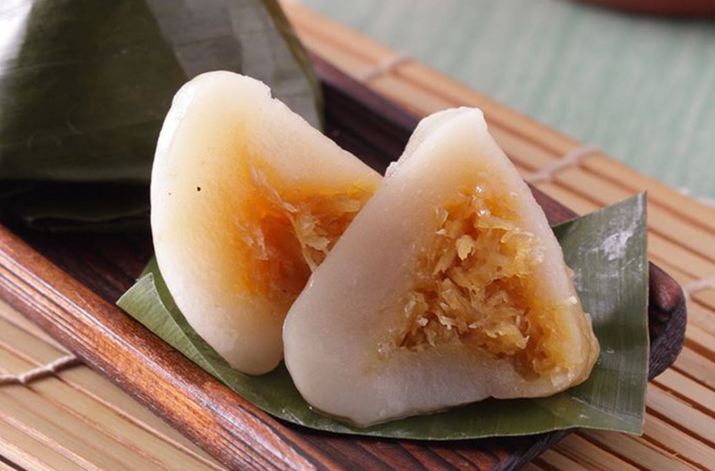 Kue Koci terbuat dari tepung ketan dengan isian kelapa parut dan gula merah, dibungkus daun pisang lalu dikukus.