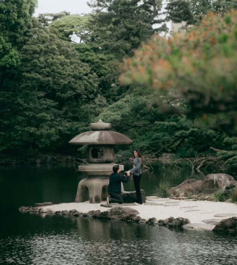 Momen lamaran Teuku Rassya dan Clantha Islan di Jepang/ IG @teukurassya