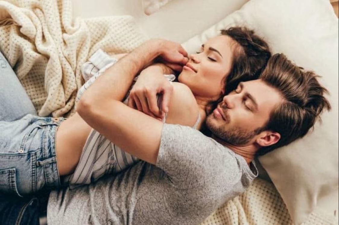 Cuddling bukan sekadar pelukan tapi cara sederhana menguatkan keintiman dengan pasangan.