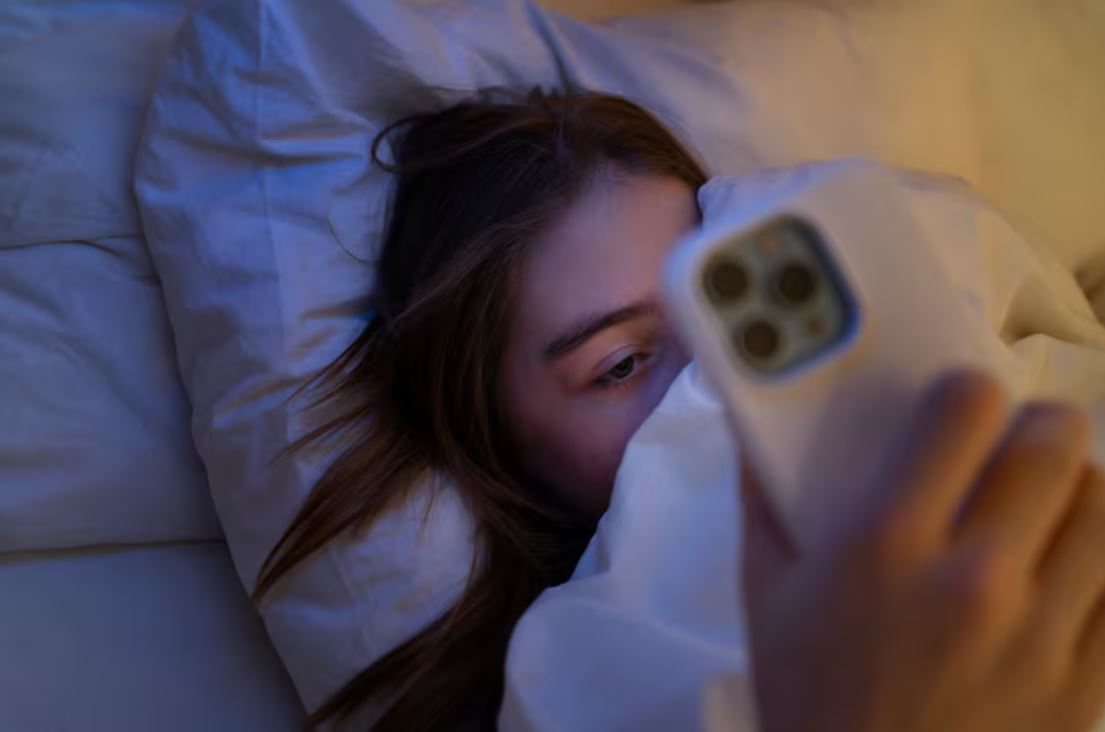 Sleep call terasa manis, terutama di malam hujan. Tapi, hati-hati&mdash;kebiasaan ini bisa mengganggu kesehatan tidur jika tidak diatur dengan bijak.