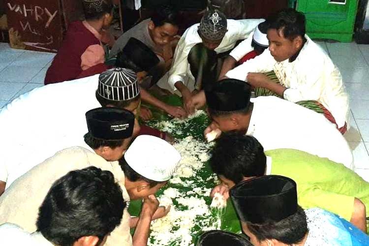 Tradisi Makan Bersama Santri