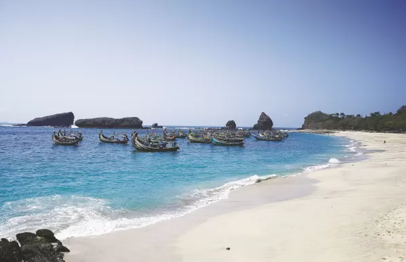 Di balik keindahan sunrise dan pasir putihnya, Tanjung Papuma menyimpan legenda mistis yang hidup dalam ingatan masyarakat setempat.