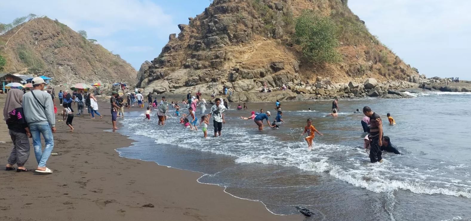 Pantai Payangan dikenal sebagai salah satu pantai paling eksotis di Jember.