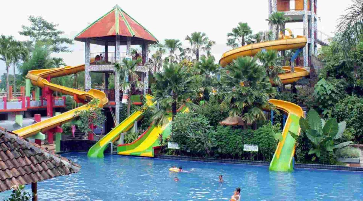 Bagi kamu yang mencari tempat wisata keluarga paling lengkap di Jember, Tiara Waterpark adalah jawabannya.