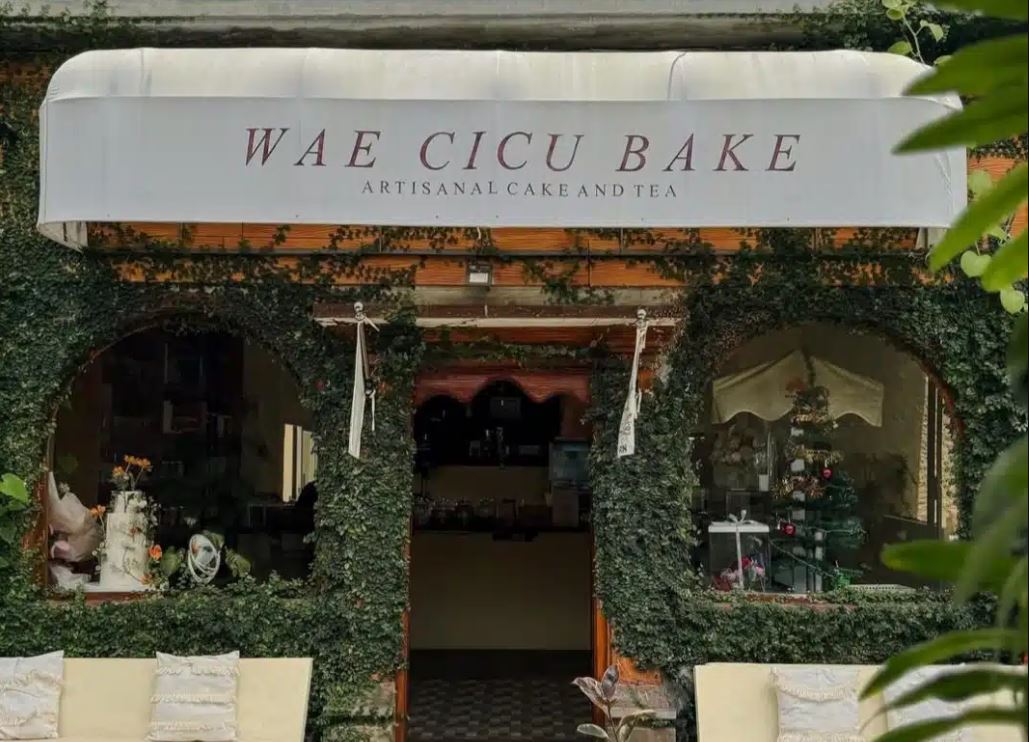 Wae Cicu Bake Cafe, surganya dessert lucu di Jember! Dari cake hingga pudding, semuanya manis, aesthetic, dan cocok buat nongkrong cantik bareng sahabat.