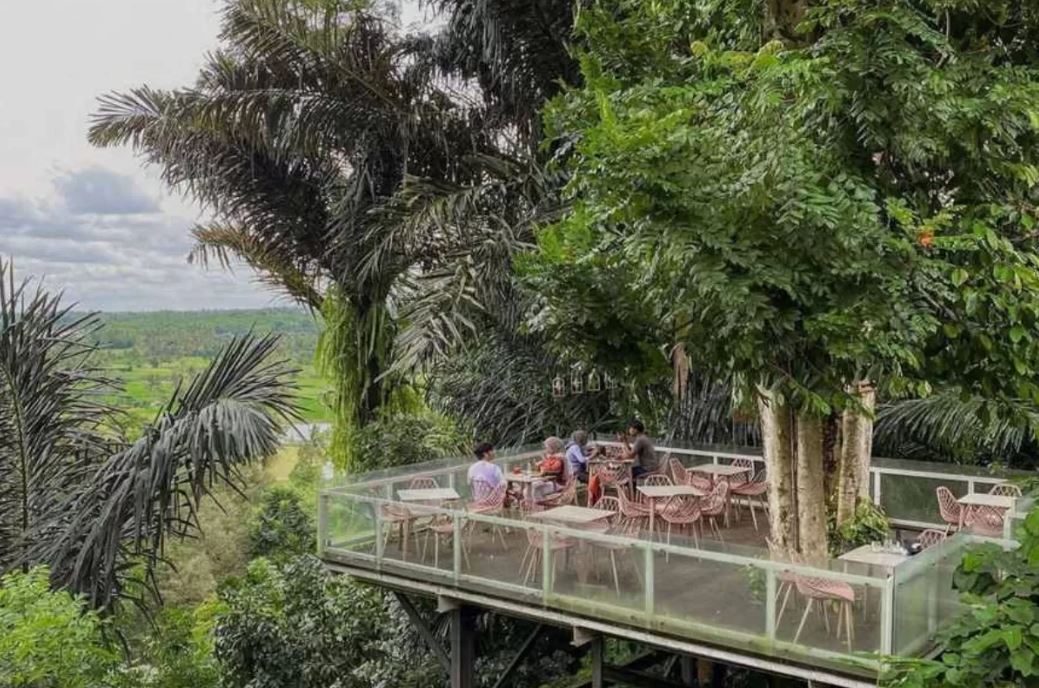 Sukorambi Botanical Garden bukan hanya taman wisata keluarga, tapi juga memiliki restoran dua lantai dengan pemandangan spektakuler.