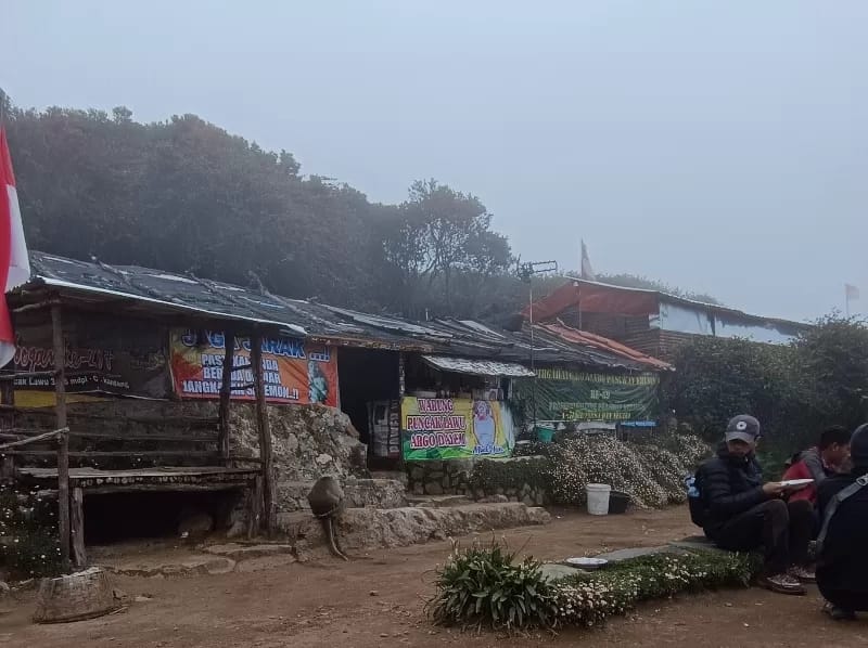 warung diatas awan, yang terletak di puncak gunung lawu sebagai warung tertinggi di indonesia