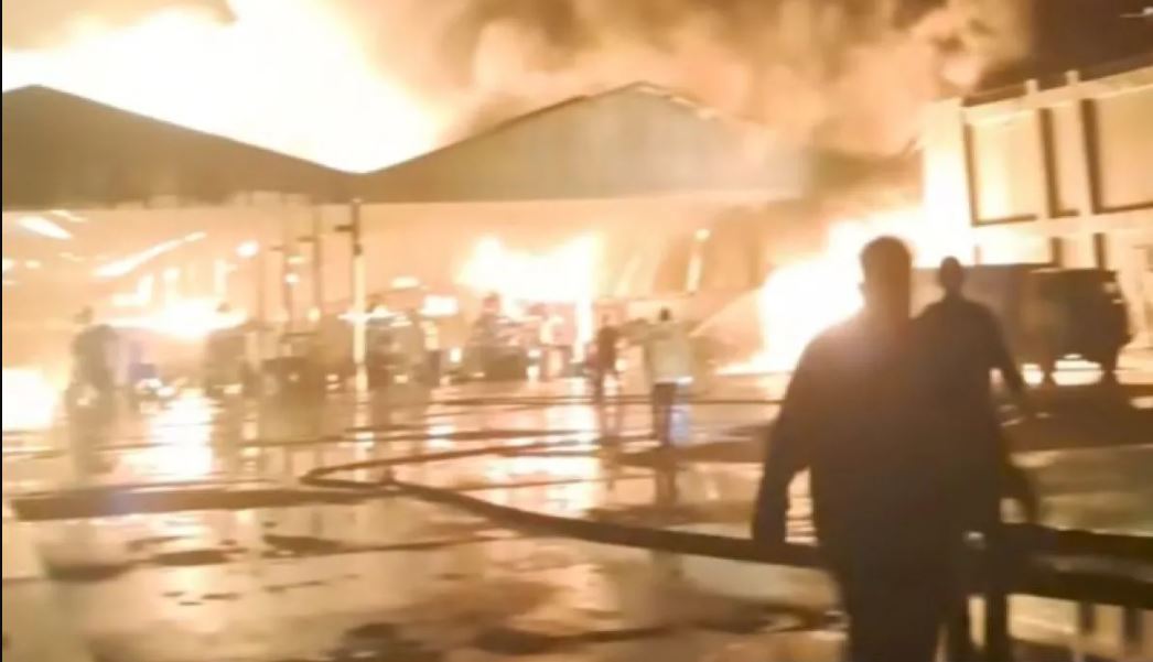 Pabrik pengelolaan limbah B3 di Karawang terbakar hebat sejak Kamis malam. Petugas damkar masih berupaya memadamkan api hingga dini hari.