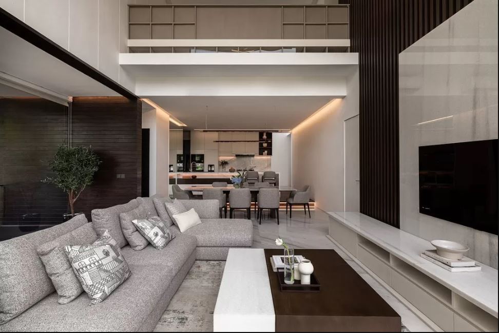 VIV House karya Aaron Tjie menghadirkan keindahan modern tropis di lahan hook, lengkap dengan tangga melayang dan ruang keluarga berplafon tinggi.