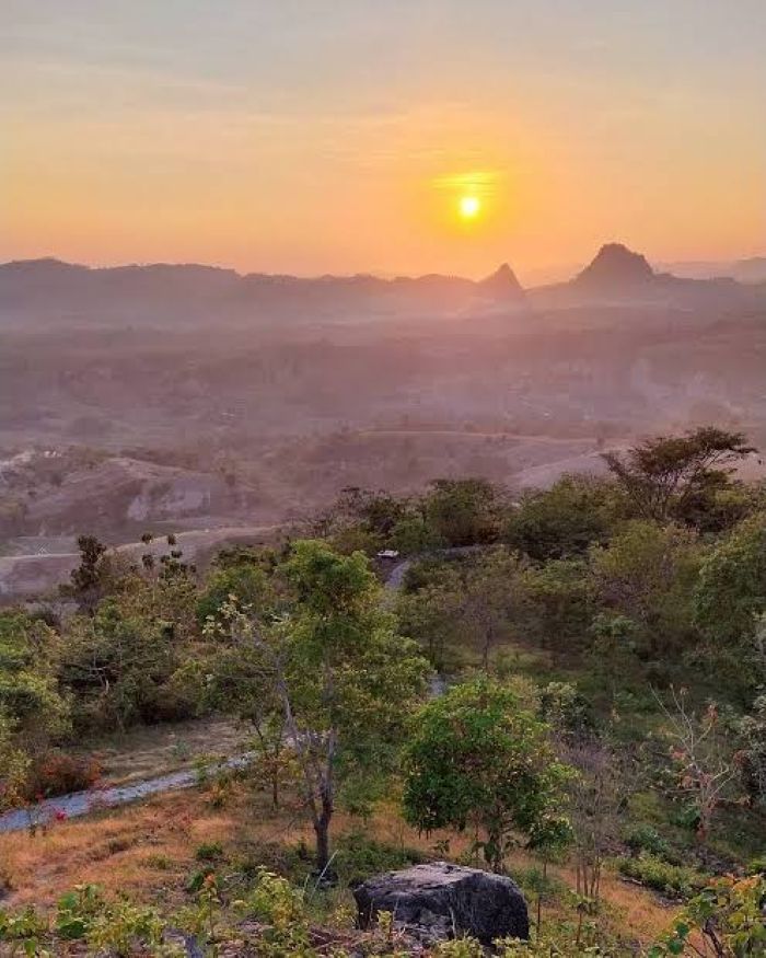 panorama sunset yang diabadikan dari atas bukit negeri angin bojonegoro