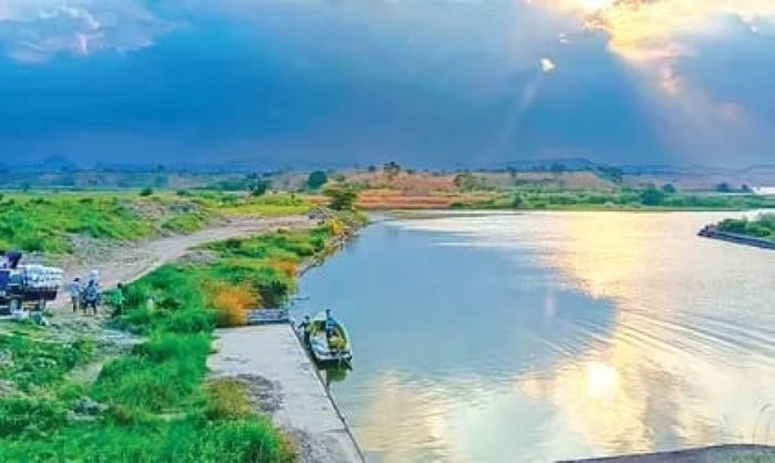 waduk pacal yang dibangun dari sejak kolonial belanda dan masih aktiv sampai saat ini menjadi objek wisata menarik yang dikunjungi