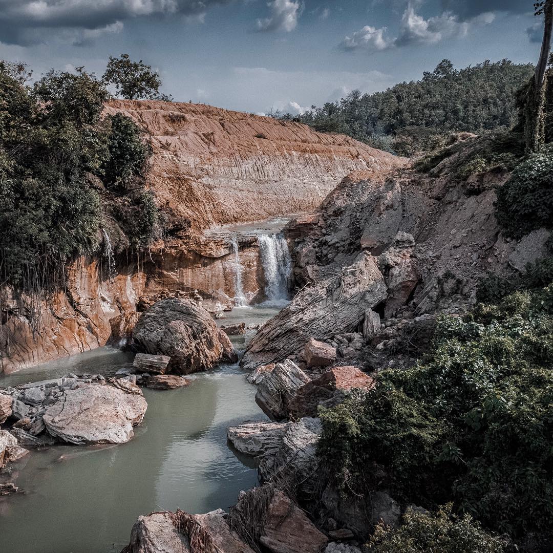 air terjun krondonan, objk keindahan airterjun dan bebatuan yang alami