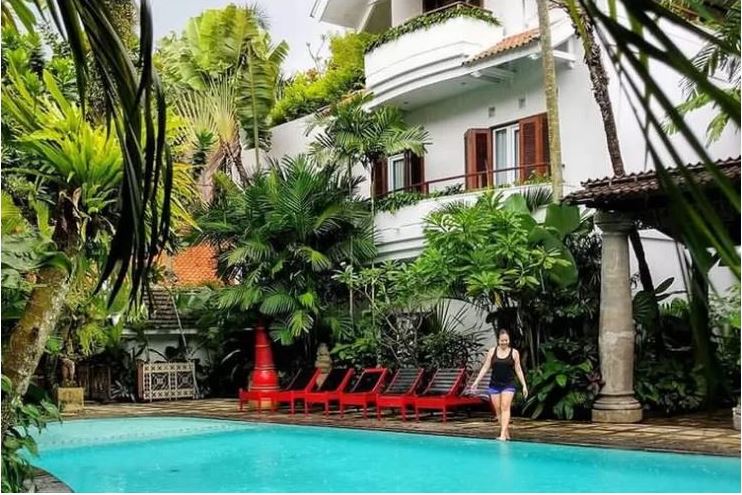 Hotel Tugu Malang  Berlokasi di Jl. Tugu No.3, Kauman, Klojen, Hotel Tugu Malang memadukan arsitektur kolonial klasik dengan nuansa budaya Indonesia.  Hotel ini menawarkan pengalaman menginap artistik