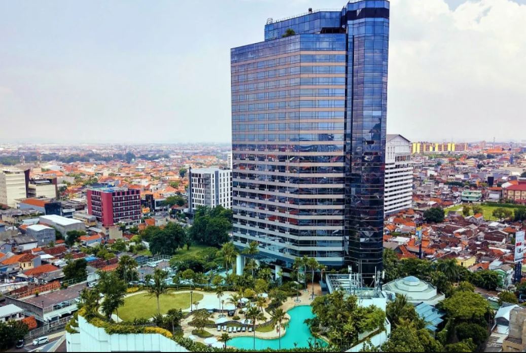 JW Marriott Hotel Surabaya berada di Jl. Embong Malang No.85&ndash;89, dekat kawasan bisnis dan pusat perbelanjaan.