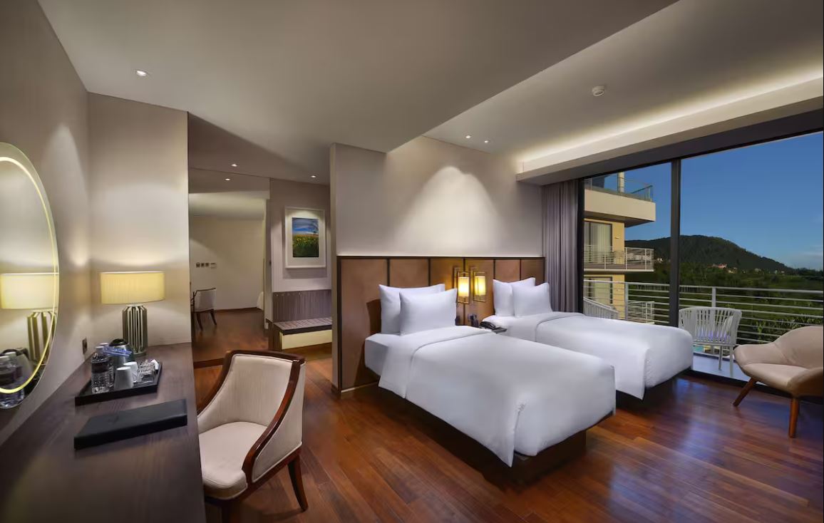 Golden Tulip Holland Resort Batu  Jl. Bukit Panderman Bukit Jl. Cherry No.10, Temas, Batu. Menghadap Gunung Kawi, dekat Jatim Park 1.