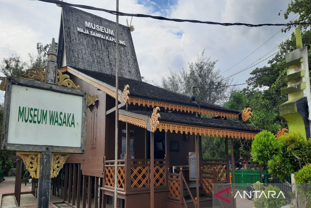 5 tempat wisata seru di Banjarmasin untuk liburan akhir pekan: pasar terapung, bekantan, wahana seru, dan waterboom menyenangkan.