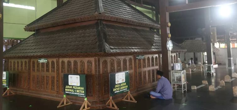 Makam beliau terletak di kawasan Gresik, namun banyak peziarah yang datang dari Tuban untuk berziarah ke makam beliau.