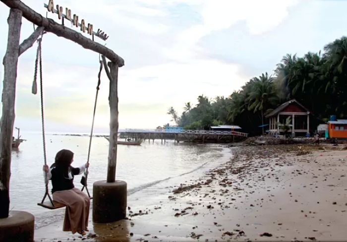 pantai kelapa tuban, dari namanya saja sudah dapat disimpulkan jika pantai ini dipenuhi dengan rindangnya pohon kelapa di pesisiran pantai
