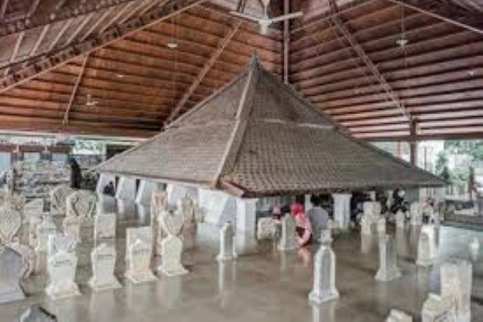 makam sunan bonang yang merupakan salah satu wali songo yang dikenal karena penyebaran islam di pulau jawa pertama kali.