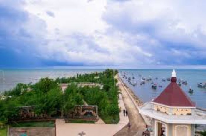 pantai boom tuban yang wisata di gemari pengunjung untuk menikmati sore dan sunrise di pagi hari