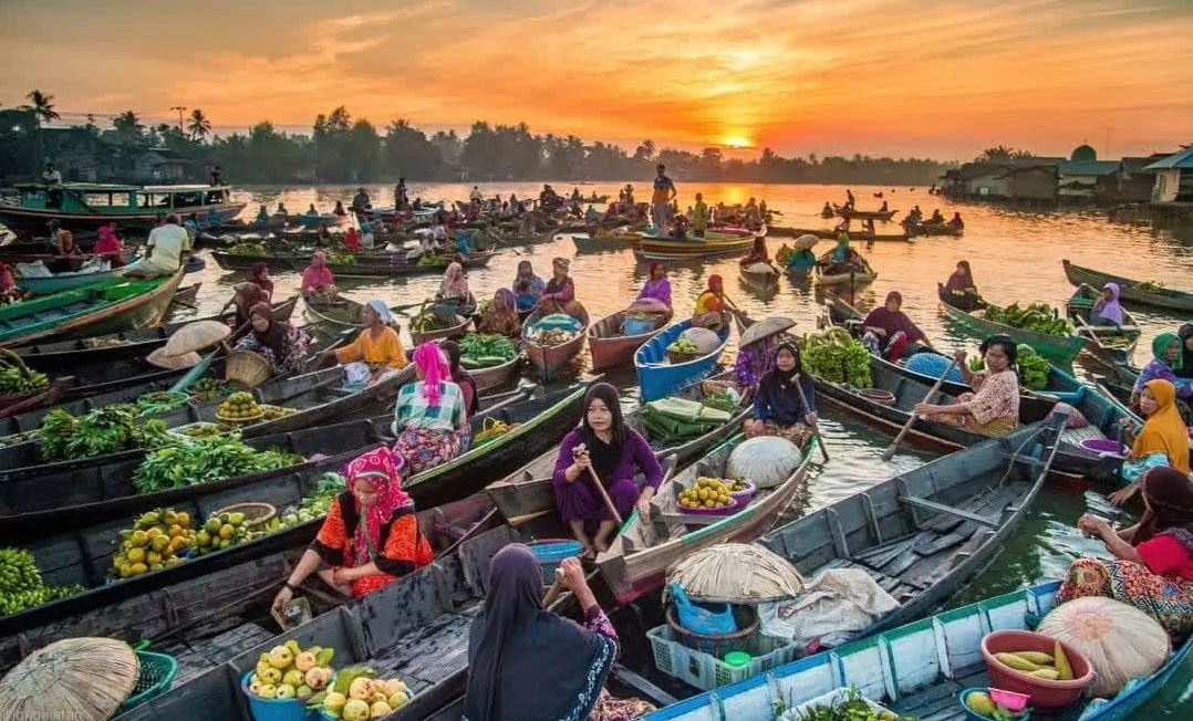 Nikmati pesona Kota Seribu Sungai lewat destinasi seru &mdash; dari wisata air, sejarah, hingga spot foto hits yang wajib dikunjungi!